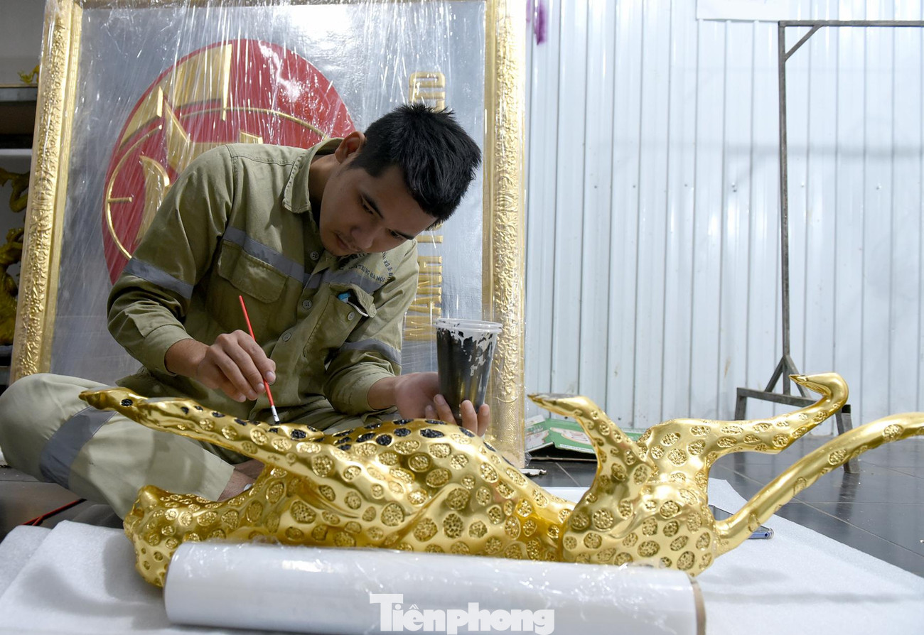 Người thợ hoàn thiện sản phẩm trước khi đưa ra thị trường