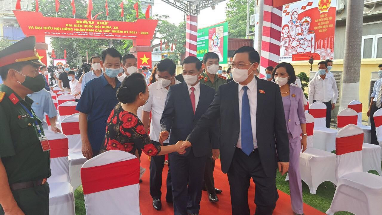 Sáng 23/5, Chủ tịch Quốc hội Vương Đình Huệ đã tham dự lễ khai mạc bầu cử Quốc hội khóa XV và HĐND các cấp nhiệm kỳ 2021 - 2026 tại tổ bầu cử số 1, thị trấn An Lão, TP Hải Phòng. Ảnh: Văn Kiên