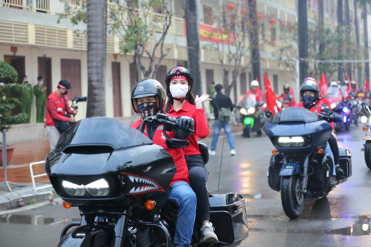 Các người đẹp cuộc thi Hoa hậu Việt Nam nhiều năm đồng hành cùng Chủ nhật Đỏ.