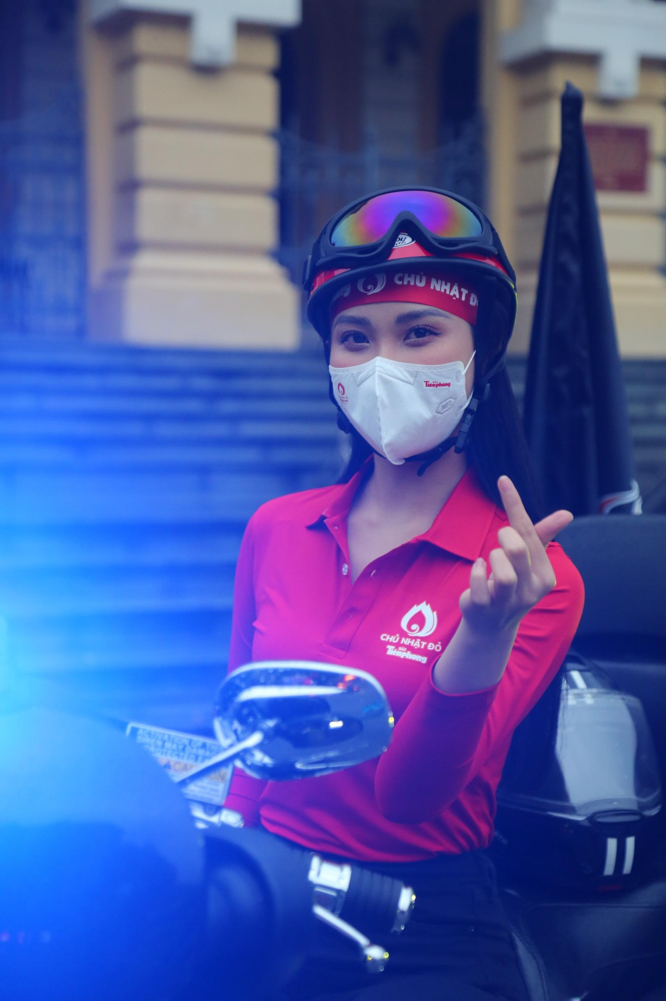 Người đẹp Ngô Diệu Ngân cũng không khỏi hồi hộp khi cùng đoàn diễu hành tham gia cổ động sự kiện Chủ nhật Đỏ. “Ngân hy vọng chương trình Chủ nhật Đỏ ngày càng lan toả rộng rãi và nhận được sự hưởng ứng của mọi người nhiều hơn. Sự hoành tráng của chương trình cho thấy uy tín và sức lan toả Chủ nhật Đỏ” - Diệu Ngân tâm sự.