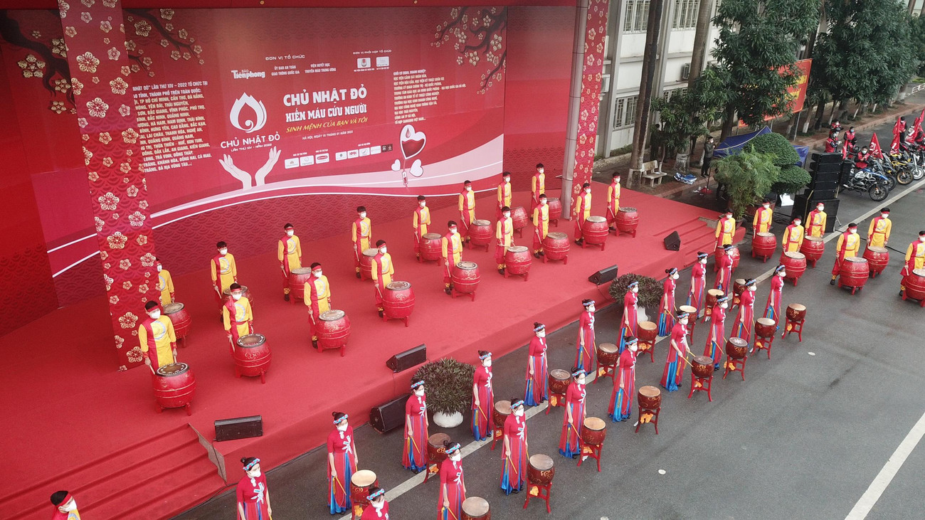 Theo nhà báo Lê Xuân Sơn, điều này cho thấy sự quan tâm của các bộ, ngành, đơn vị và cá nhân tới hoạt động ý nghĩa hiến máu tình nguyện. Theo nhà báo Lê Xuân Sơn, điều này cho thấy sự quan tâm của các bộ, ngành, đơn vị và cá nhân tới hoạt động ý nghĩa hiến máu tình nguyện.