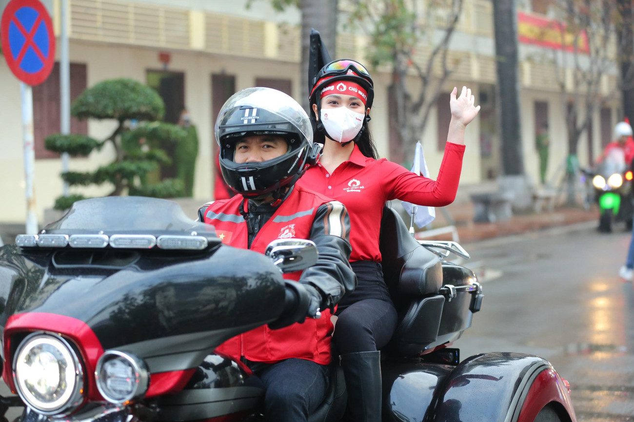 Chương trình Chủ nhật Đỏ do báo Tiền Phong chủ trì, phối hợp với Ủy ban An toàn Giao thông Quốc gia, Viện Huyết học - Truyền máu Trung ương, Ban Chỉ đạo Vận động hiến máu tình nguyện và Đoàn TNCS Hồ Chí Minh các tỉnh/thành phố tổ chức.