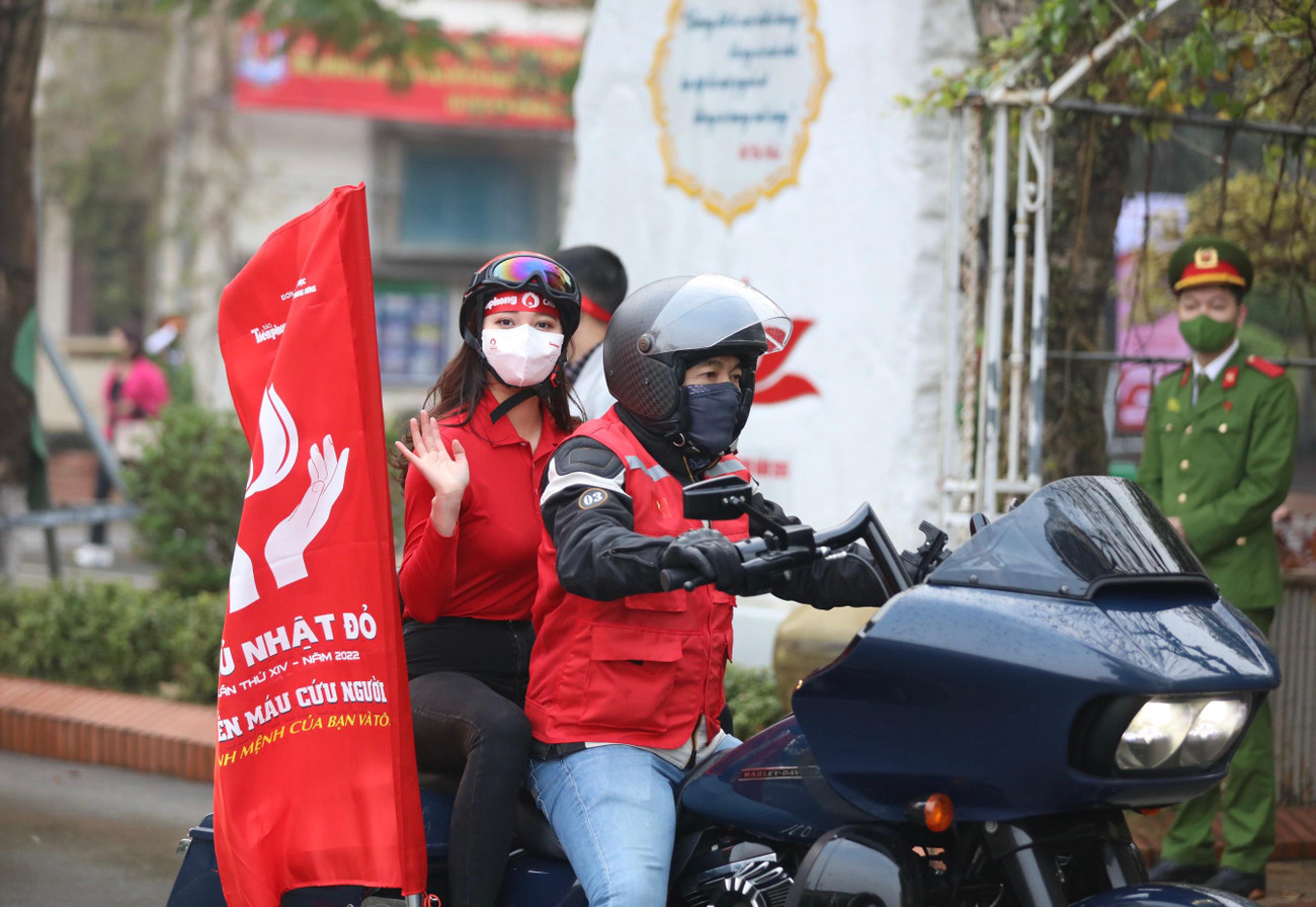 “Đã rất nhiều lần tham gia chương trình Chủ Nhật Đỏ của báo Tiền Phong nhưng đây là lần đầu tiên Ngọc Ánh được đi diễu hành bằng mô tô phân khối lớn, Ánh cảm thấy vô cùng hào hứng và hy vọng chương trình Chủ nhật Đỏ được lan toả rộng hơn để có thêm thật nhiều đơn vị máu cứu chữa cho người bệnh”- người đẹp Ngọc Ánh trải lòng.