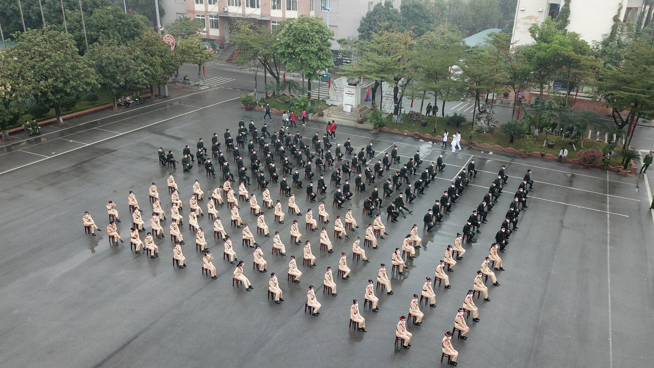 Bà Nguyễn Thị Thủy - Phó trưởng Phòng Công tác Đảng và Công tác Chính trị Học viện Cảnh sát Nhân dân - đại diện đơn vị đăng cai tổ chức ngày hội chính Chủ nhật Đỏ lần thứ XIV - năm 2022 tại Hà Nội cho biết: "Khi nhận được lời kêu gọi của Ban tổ chức, chúng tôi đã nhanh chóng triển khai kế hoạch ngày hội chính. Bên cạnh việc tổ chức sắp xếp các cơ sở vật chất để đảm bảo an toàn cho việc hiến máu, chúng tôi cũng tiến hành phát động kêu gọi học viên học viện tham gia hiến máu. Hiện đã có hơn 2.000 học viên, chiến sĩ đăng ký tham gia. Giám đốc Học viện cũng đã chỉ đạo quản lý nhà ăn tăng cường chất lượng bữa ăn để sinh viên có đủ máu và lượng máu chất lượng nhất. Bên cạnh đó, học viện đã thành lập câu lạc bộ hơn 1.000 sinh viên là địa chỉ đỏ cho các bệnh viện, sẵn sàng hiến máu bất cứ khi nào các bệnh viện cần". Bà Nguyễn Thị Thủy - Phó trưởng Phòng Công tác Đảng và Công tác Chính trị Học viện Cảnh sát Nhân dân - đại diện đơn vị đăng cai tổ chức ngày hội chính Chủ nhật Đỏ lần thứ XIV - năm 2022 tại Hà Nội cho biết: "Khi nhận được lời kêu gọi của Ban tổ chức, chúng tôi đã nhanh chóng triển khai kế hoạch ngày hội chính. Bên cạnh việc tổ chức sắp xếp các cơ sở vật chất để đảm bảo an toàn cho việc hiến máu, chúng tôi cũng tiến hành phát động kêu gọi học viên học viện tham gia hiến máu. Hiện đã có hơn 2.000 học viên, chiến sĩ đăng ký tham gia. Giám đốc Học viện cũng đã chỉ đạo quản lý nhà ăn tăng cường chất lượng bữa ăn để sinh viên có đủ máu và lượng máu chất lượng nhất. Bên cạnh đó, học viện đã thành lập câu lạc bộ hơn 1.000 sinh viên là địa chỉ đỏ cho các bệnh viện, sẵn sàng hiến máu bất cứ khi nào các bệnh viện cần".