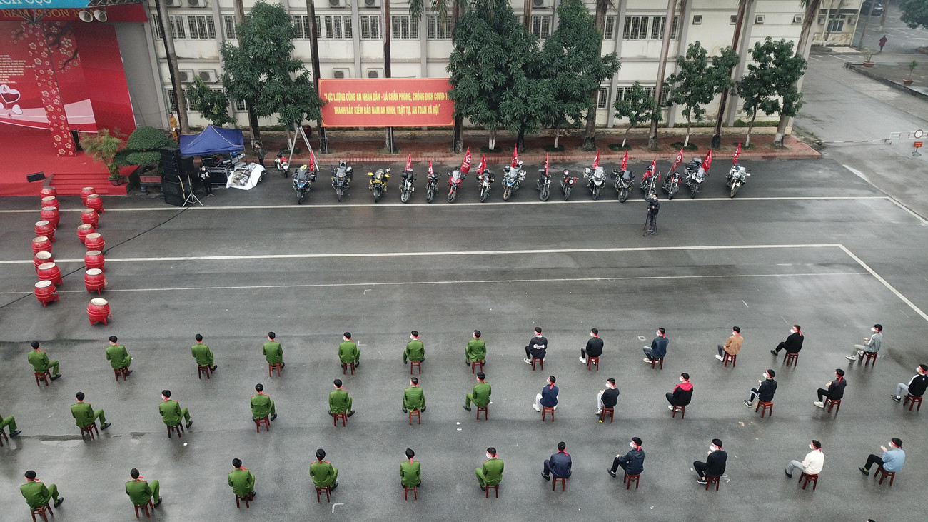 Thông điệp “Hiến máu cứu người - Sinh mệnh của bạn và tôi” đã xuyên suốt hành trình hơn 1 thập kỷ qua kể từ ngày báo Tiền Phong khởi xướng và tổ chức Chủ nhật Đỏ. Ngày hội hiến máu tình nguyện nhằm khuyến khích, vận động sinh viên Thủ đô và tuổi trẻ khắp cả nước tích cực hưởng ứng hoạt động hiến máu cứu người, chia sẻ giọt máu hồng, đem niềm tin được cứu chữa và hy vọng sống cho người bệnh. Thông điệp nhân ái đó đã song hành qua các mùa Chủ nhật Đỏ, trở thành lời kêu gọi biết sống vì nhau, bởi mỗi giọt máu cho đi là một cuộc đời ở lại. Thông điệp “Hiến máu cứu người - Sinh mệnh của bạn và tôi” đã xuyên suốt hành trình hơn 1 thập kỷ qua kể từ ngày báo Tiền Phong khởi xướng và tổ chức Chủ nhật Đỏ. Ngày hội hiến máu tình nguyện nhằm khuyến khích, vận động sinh viên Thủ đô và tuổi trẻ khắp cả nước tích cực hưởng ứng hoạt động hiến máu cứu người, chia sẻ giọt máu hồng, đem niềm tin được cứu chữa và hy vọng sống cho người bệnh. Thông điệp nhân ái đó đã song hành qua các mùa Chủ nhật Đỏ, trở thành lời kêu gọi biết sống vì nhau, bởi mỗi giọt máu cho đi là một cuộc đời ở lại.