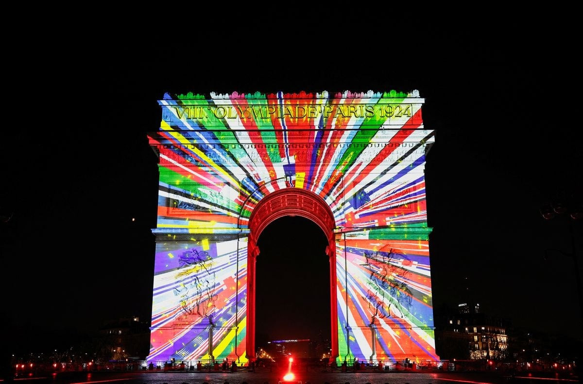 Khoảnh khắc pháo hoa bừng sáng trên Khải Hoàn Môn (Paris, Pháp) vào thời khắc Giao thừa. Ảnh: Reuters, Sky News