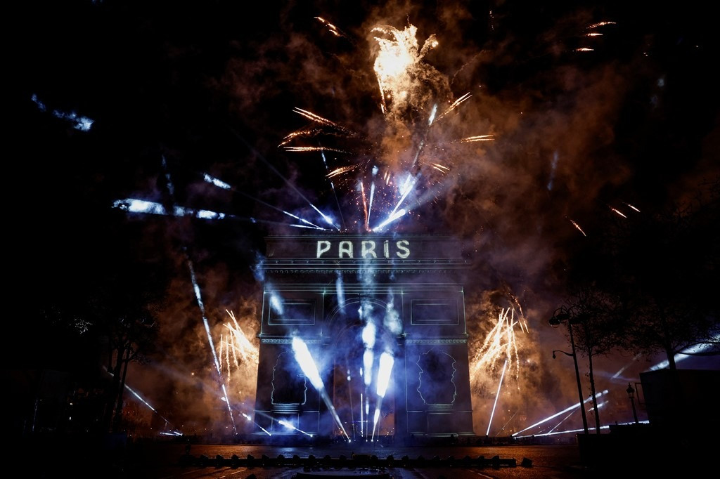 Khoảnh khắc pháo hoa bừng sáng trên Khải Hoàn Môn (Paris, Pháp) vào thời khắc Giao thừa. Ảnh: Reuters, Sky News