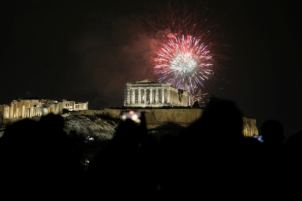 Pháo hoa thắp sáng ngôi đền cổ Parthenon trên đỉnh đồi Acropolis ở Athens (Hy Lạp). Ảnh: Sky News