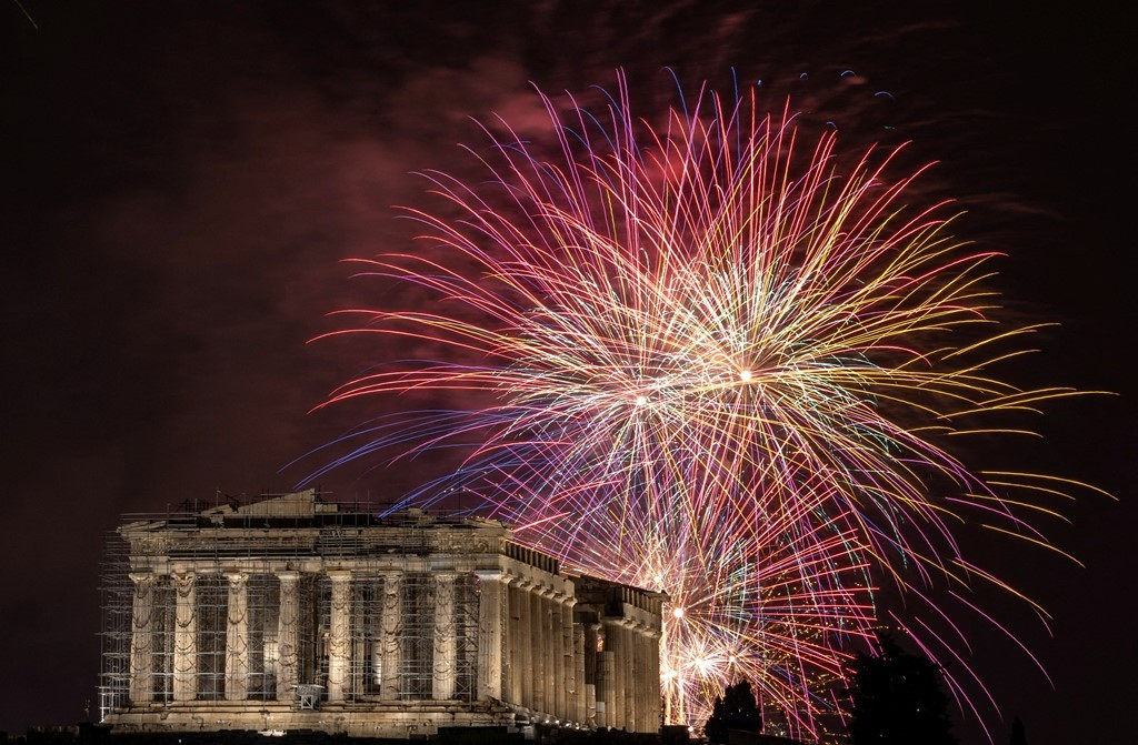 Pháo hoa thắp sáng ngôi đền cổ Parthenon trên đỉnh đồi Acropolis ở Athens (Hy Lạp). Ảnh: Sky News