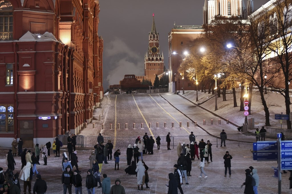 Thủ đô Mátxcơva (Nga) lung linh trong khoảnh khắc Giao thừa dù không bắn pháo hoa. Ảnh: Sky News, AP