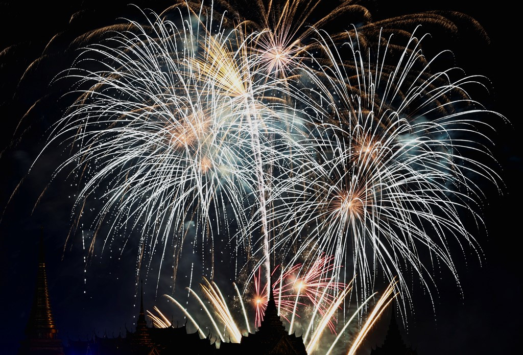 Bầu trời Bangkok (Thái Lan) rực sáng đêm Giao thừa. Ảnh: Reuters, Sky News