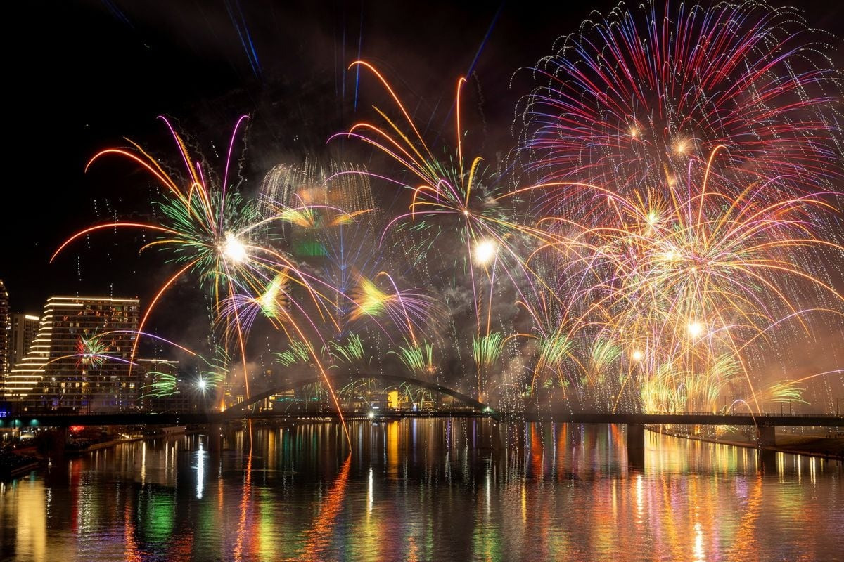 Màn pháo hoa rực rỡ sắc màu ở Belgrade (Serbia). Ảnh: Reuters