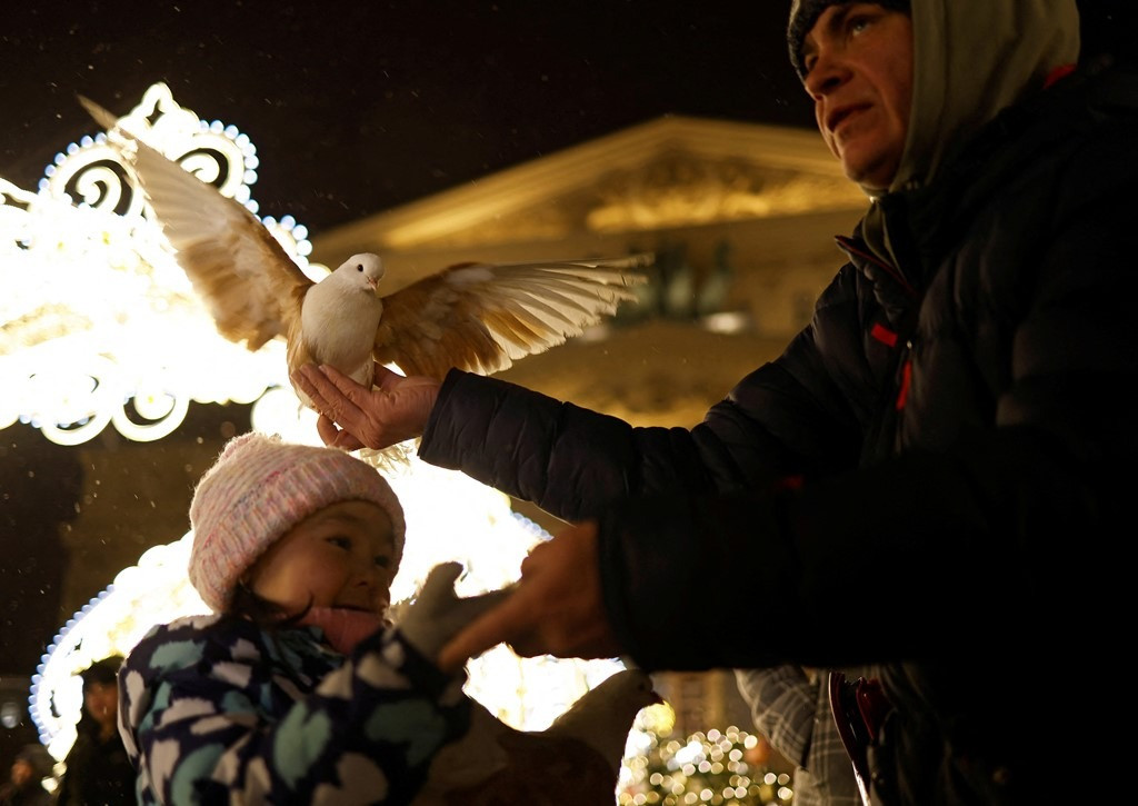 Thủ đô Mátxcơva (Nga) lung linh trong khoảnh khắc Giao thừa dù không bắn pháo hoa. Ảnh: Sky News, AP