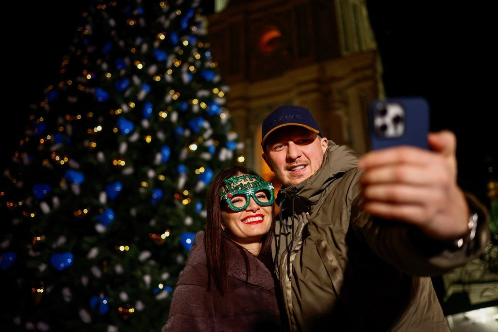 Xung đột không thể ngăn người dân Ukraine xuống đường đón năm mới. Ảnh: Sky News