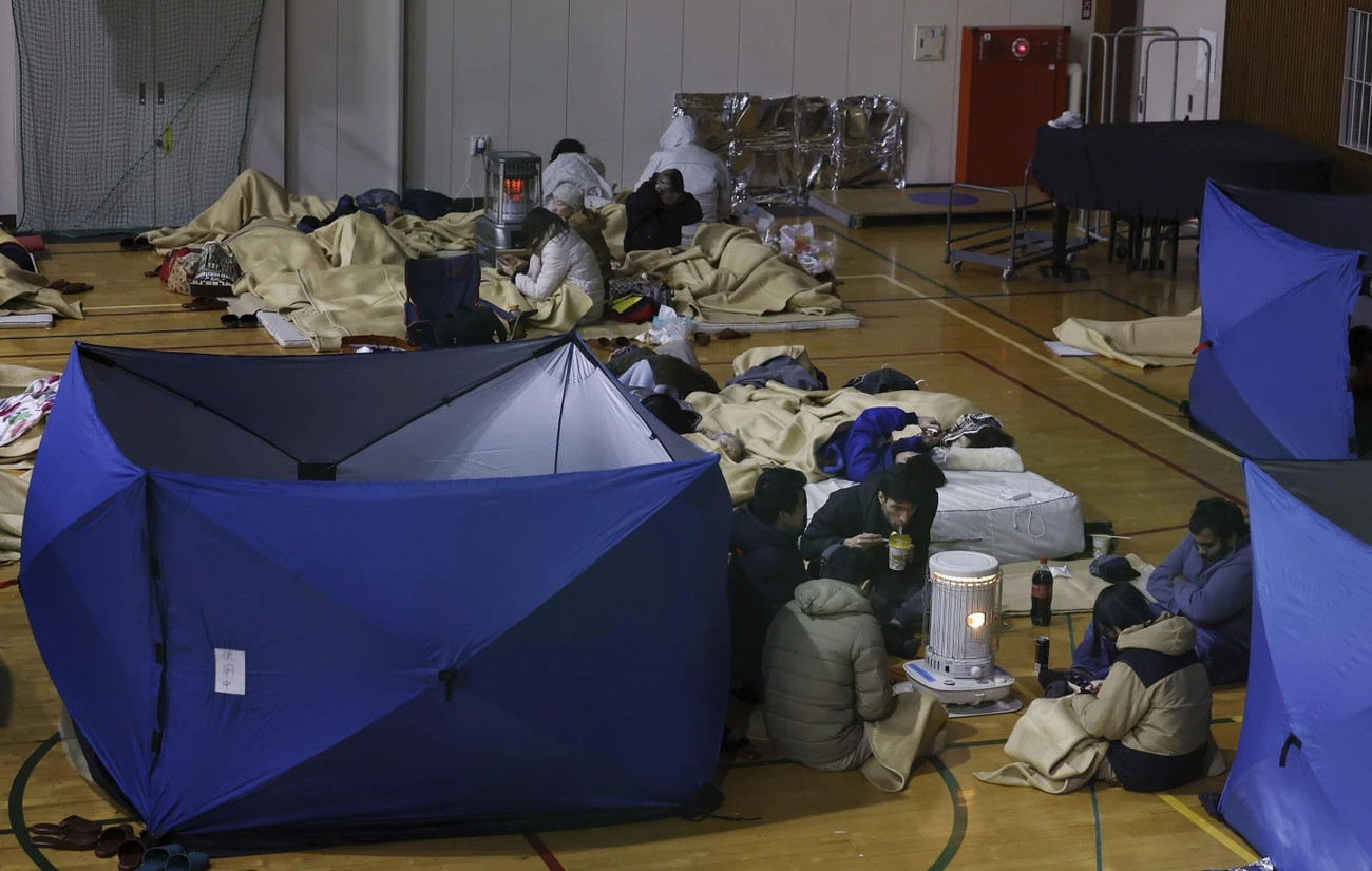 Người dân đi sơ tán ở Kanazawa (Ishikawa). Ảnh: AP Người dân đi sơ tán ở Kanazawa (Ishikawa). Ảnh: AP