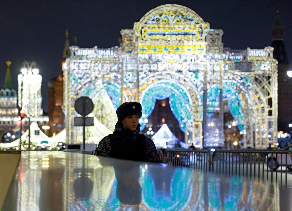 Thủ đô Mátxcơva (Nga) lung linh trong khoảnh khắc Giao thừa dù không bắn pháo hoa. Ảnh: Sky News, AP