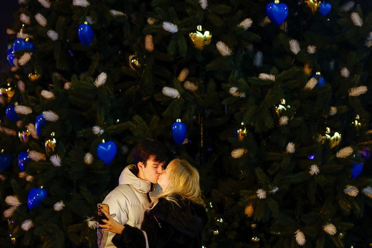 Xung đột không thể ngăn người dân Ukraine xuống đường đón năm mới. Ảnh: Sky News