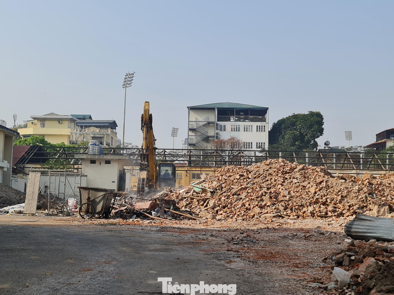 Công trình 100 năm tuổi giờ chỉ còn đống gạch đá ngổn ngang.