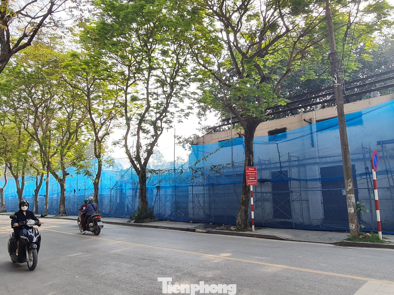 Mặt phố nơi có bức phù điêu UBND quận Ba Đình yêu cầu bảo vệ nguyên trạng. UBND quận cũng yêu cầu Chủ đầu tư báo cáo UBND thành phố Hà Nội, Sở Văn hoá và Thể thao, UBND quận Ba Đình phương án di chuyển, bảo vệ và khôi phục Bức phù điêu tại vị trí ban đầu trước khi công trình được hoàn thành đưa vào sử dụng