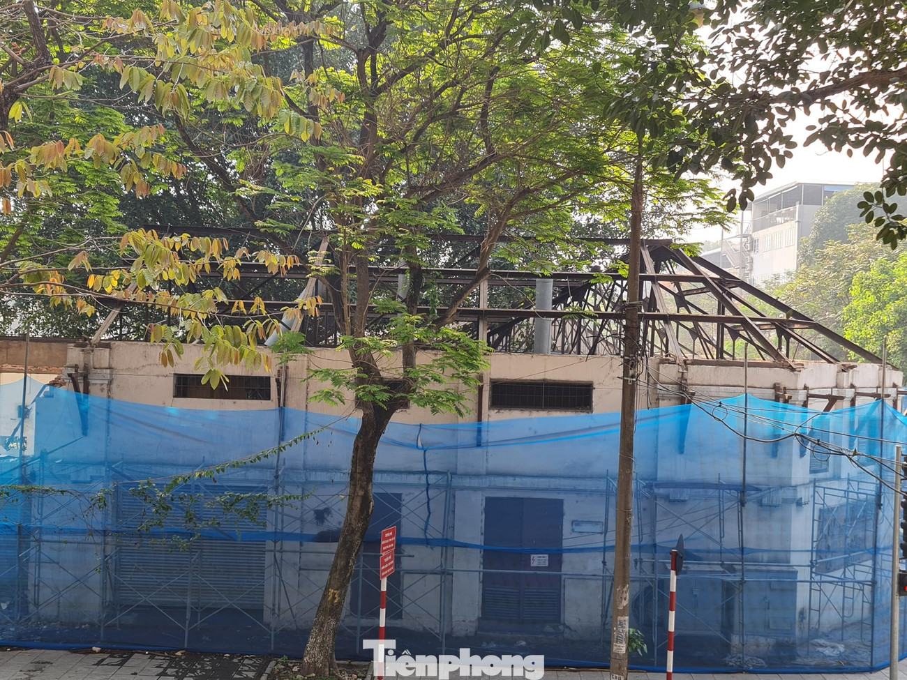 Hiện các mặt phố Lê Trực, Nguyễn Thái Học đã tháo dỡ cơ bản, mái cổ với kiến trúc vì kèo độc đáo đã bị dỡ xuống.