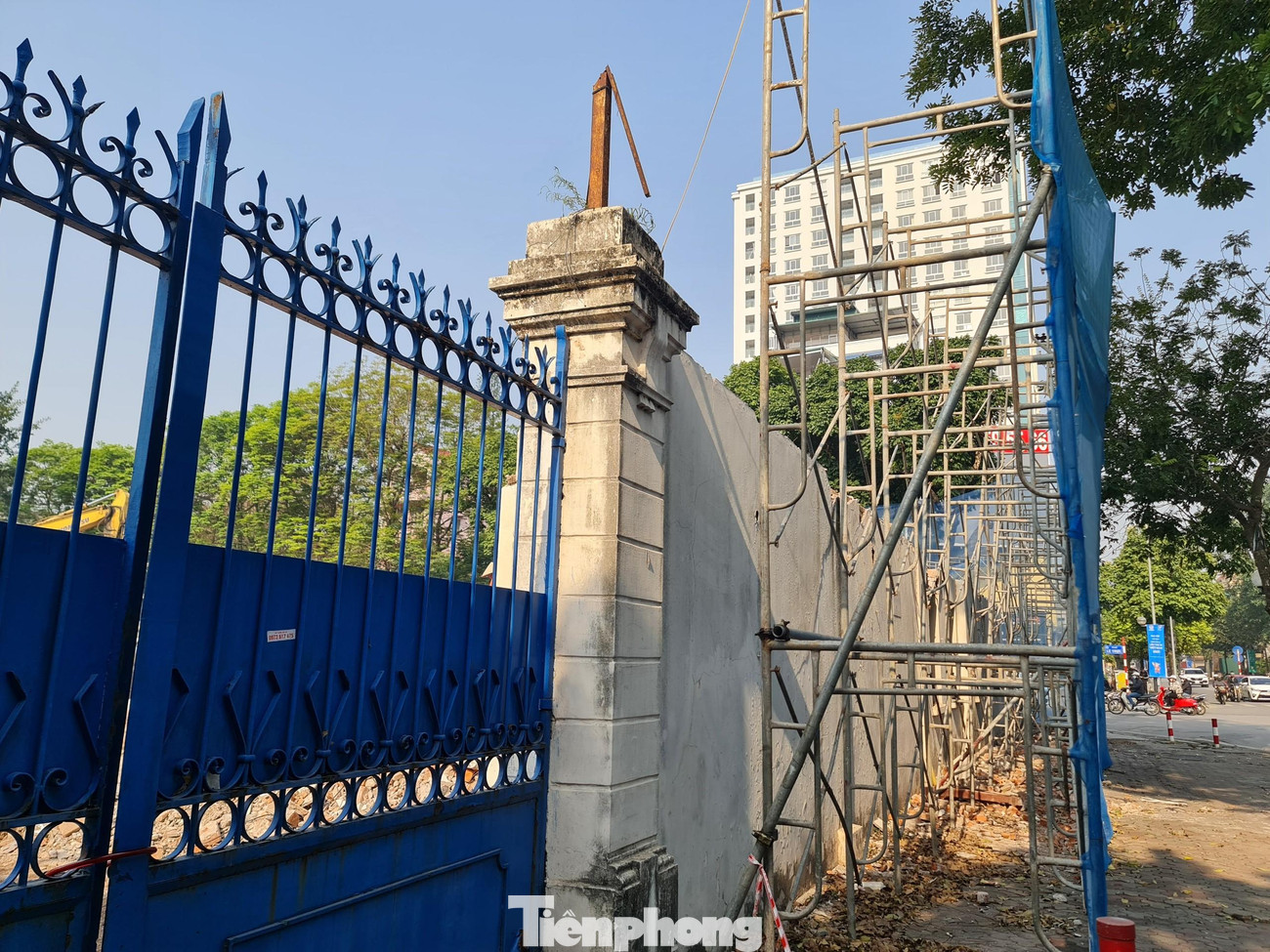 Phía sau là công trình 8B Lê Trực khiến Hà Nội mất nhiều năm để "cắt ngọn".