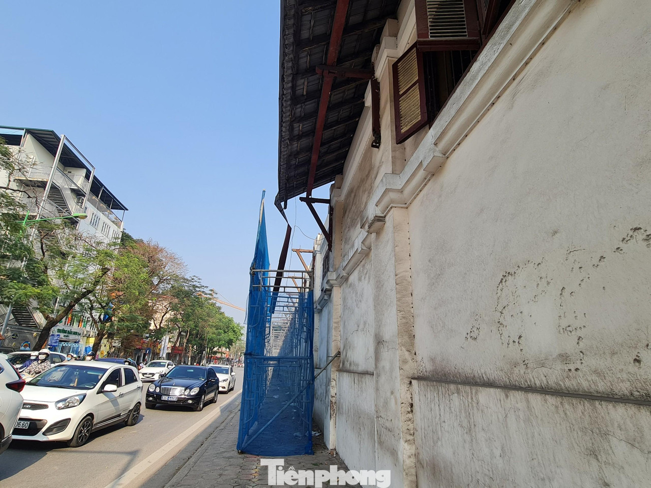 Mặt phố Nguyễn Thái Học đang được dựng giàn giáo để tháo dỡ.