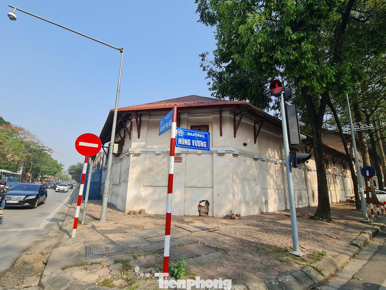 Đại diện UBND quận Ba Đình cho biết, đây là dự án của thành phố chấp thuận chủ trương đầu tư, phê duyệt quy hoạch và xin ý kiến Bộ Xây dựng; quận không được biết nên cũng không chỉ đạo phường lấy ý kiến cộng đồng dân cư về cao ốc này.