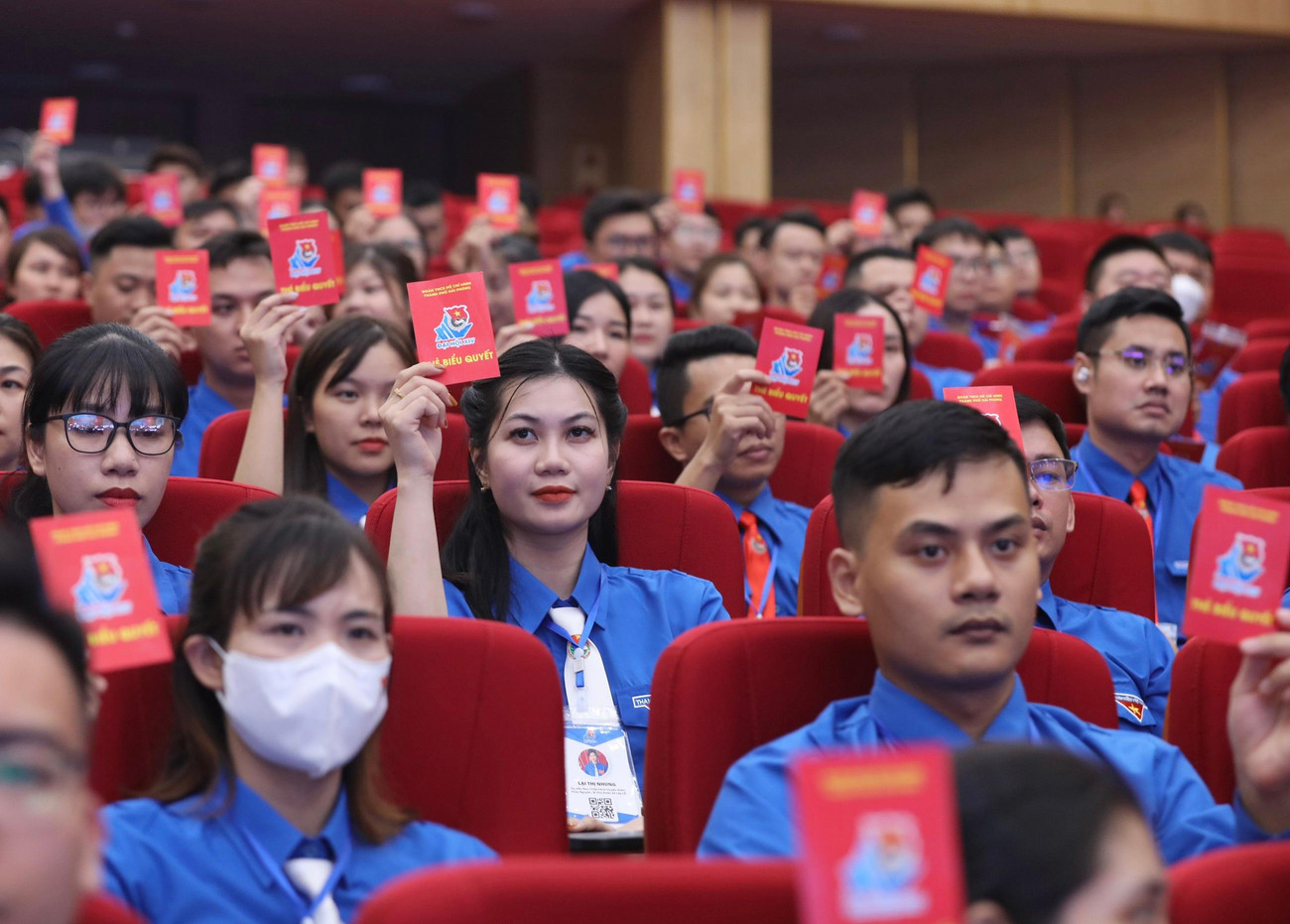 Các đại biểu biểu quyết thông qua chương trình đại hội. Ảnh: Như Ý