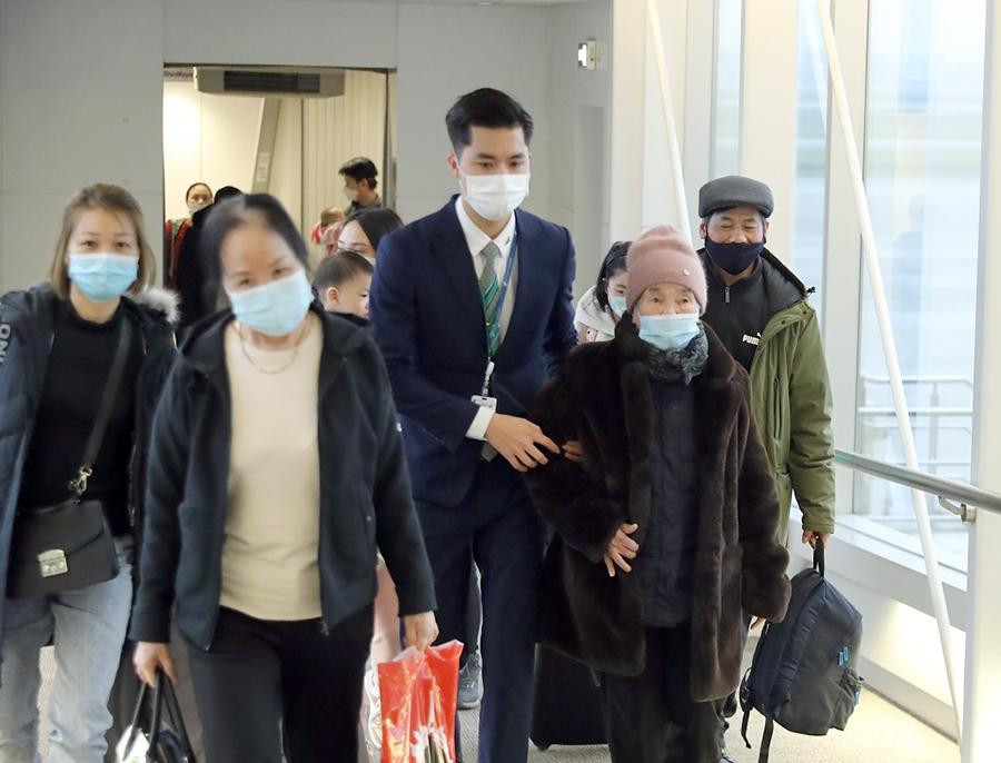 Những người Việt đầu tiên tại điểm đón Ba Lan về tới sân bay Nội Bài.