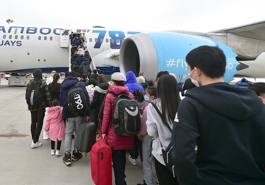 Chuyến bay sơ tán công dân thứ 2 về nước do Bamboo Airways thực hiện, với tổ bay gồm 26 thành viên, bằng máy bay thân rộng B787.