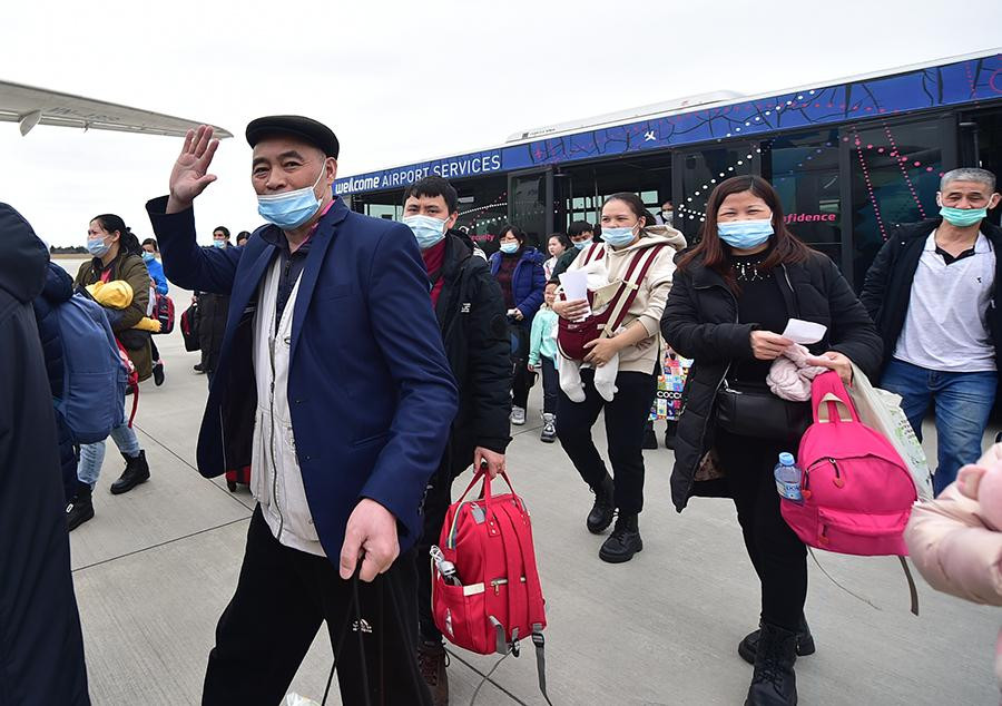 Những người Việt ở Ukraine sơ tán sang Ba Lan trước khi được đón về nước.