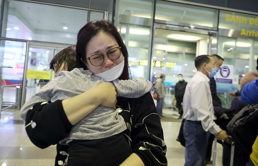 Xúc động hình ảnh công dân Việt Nam về tới sân bay Nội Bài.