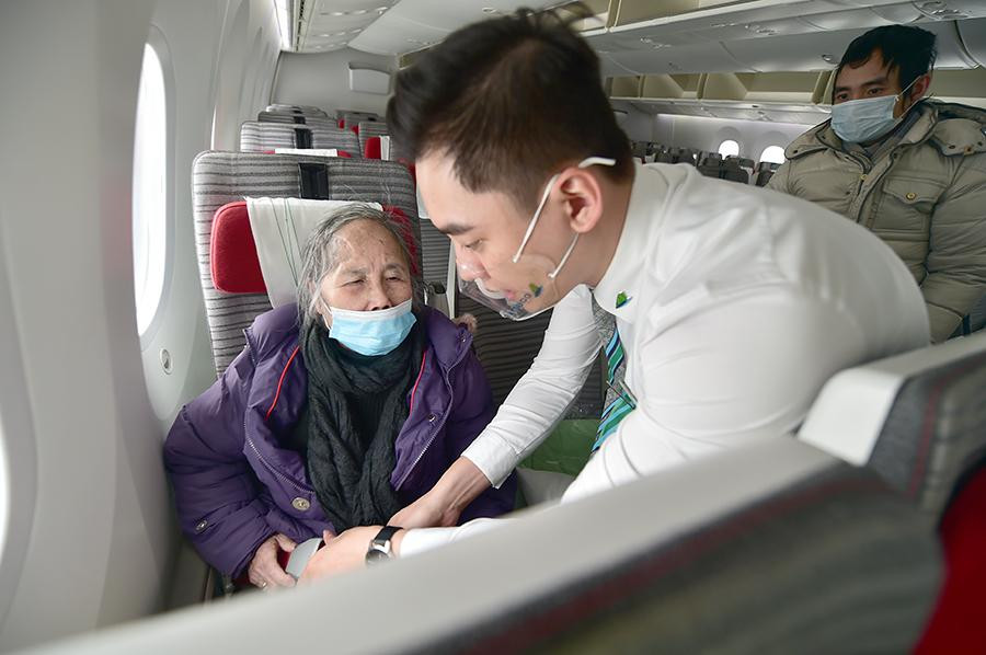 Nhiều người Việt về nước là người già, phụ nữ và trẻ em.