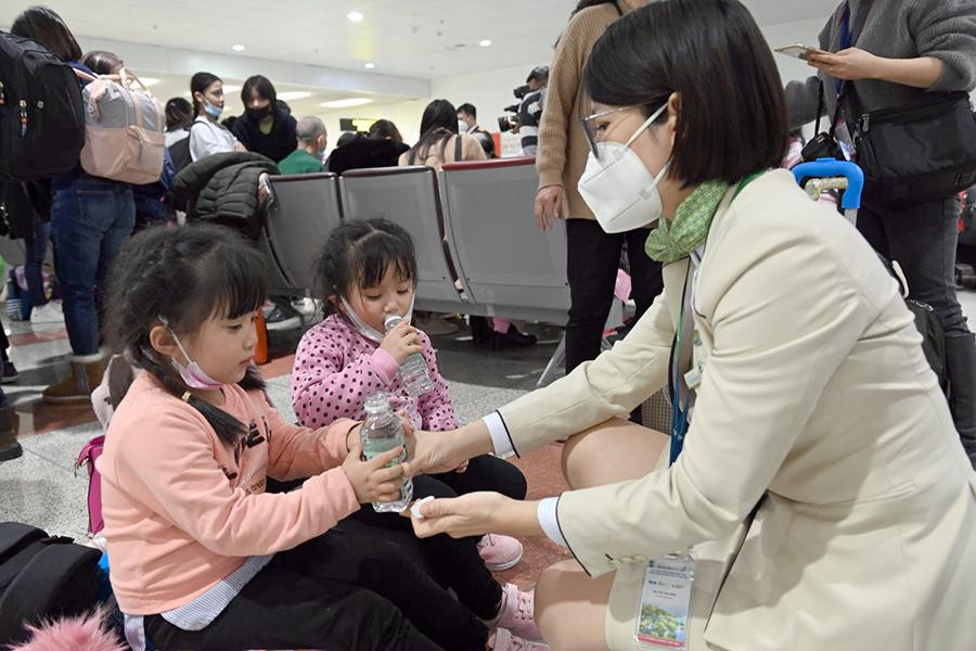 Dự kiến, chuyến bay thứ ba sơ tán công dân Việt Nam ở Ukraine về nước sẽ hạ cánh ở Nội Bài trưa 11/3.