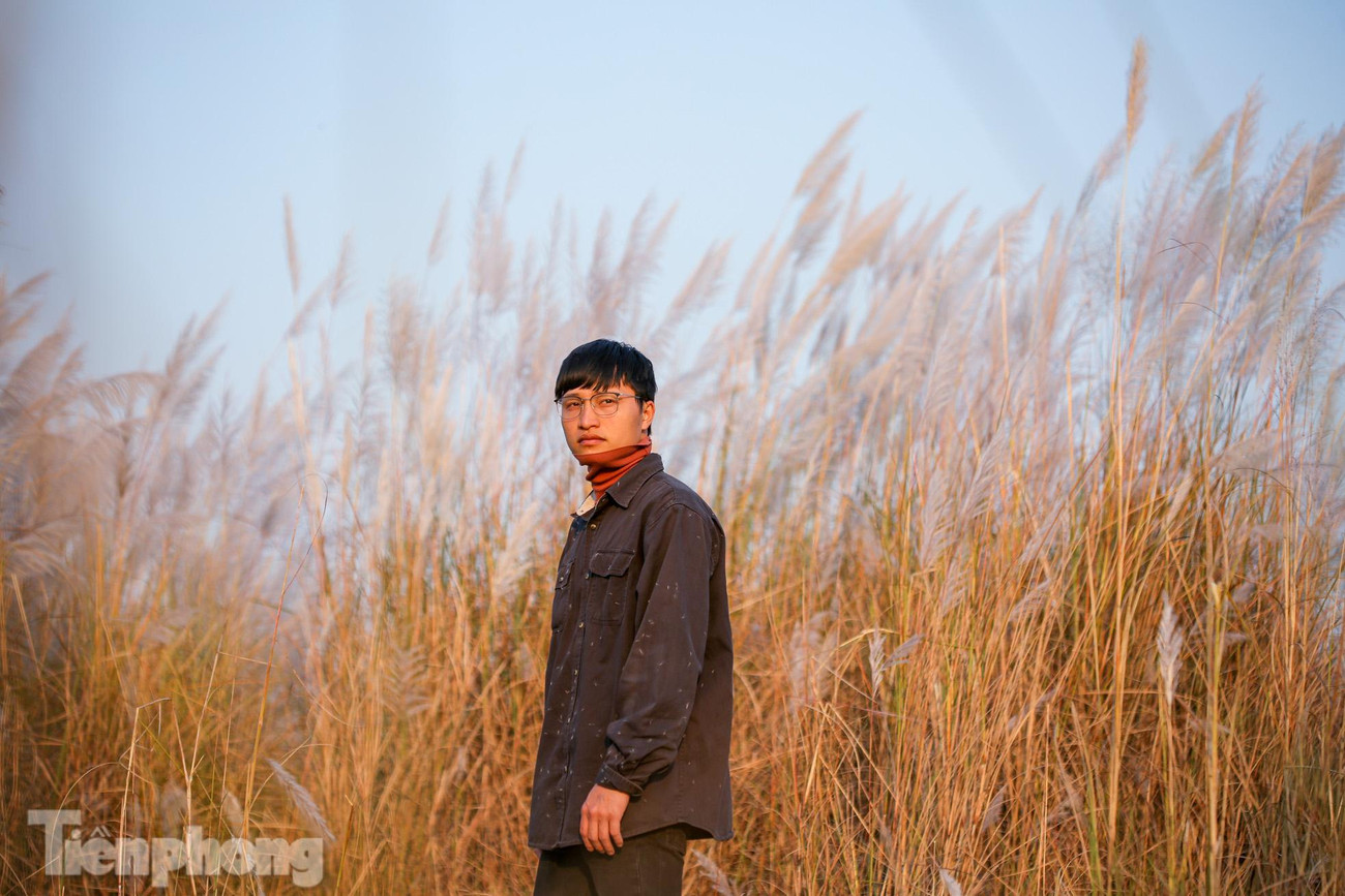 Nhiều bạn trẻ cho biết, so với nội thành thì cánh đồng lau ở đây quá đẹp, tạo điều kiện cho họ thoải sức chụp những bức ảnh sáng tạo hơn.