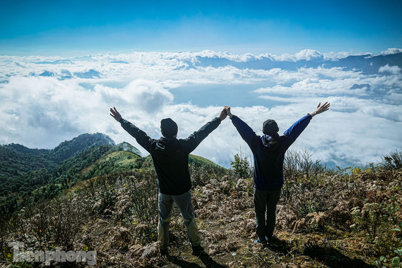 Trên cung đường chinh phục đỉnh Lảo Thẩn, bạn có thể ghi lại hàng trăm bức ảnh với khoảnh khắc tuyệt đẹp của thiên nhiên khi gặp biển mây bồng bềnh. Cảm giác mỏi mệt khi leo núi sẽ không còn tồn tại khi bạn đứng trước khung cảnh biển mây trắng bồng bềnh.