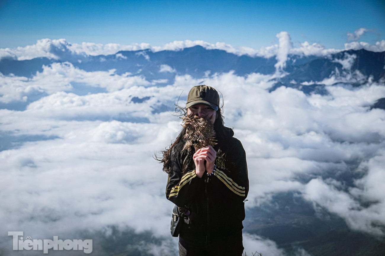 Cảnh mây vờn núi làm mê hoặc lòng người. Ngoài việc tận hưởng cảm giác đứng giữa trời đất mênh mông và cảm thấy mình thực sự bé nhỏ trước thiên nhiên kỳ vĩ, ai trong đoàn cũng muốn có một bức ảnh thật ưng ý.