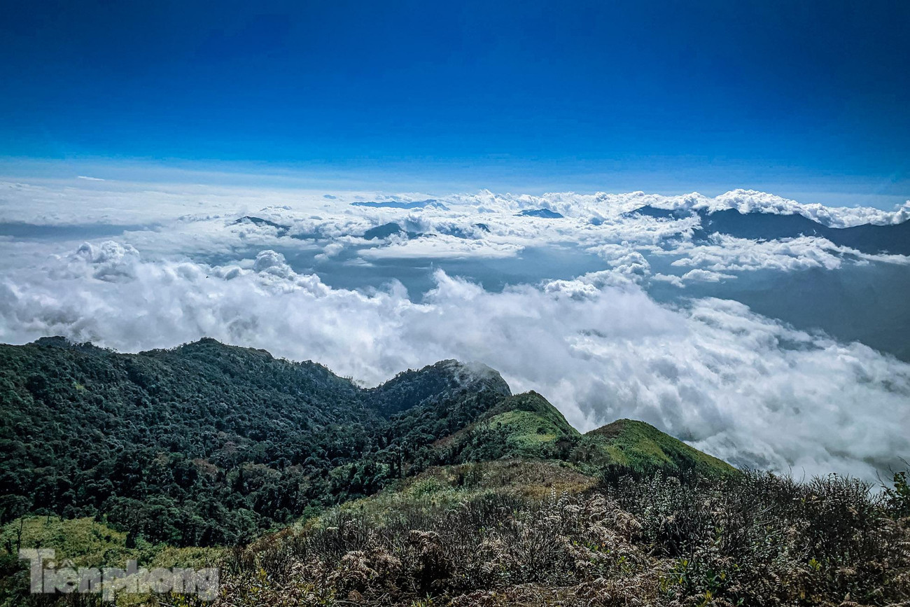 Cảnh mây trời, núi non hùng vỹ