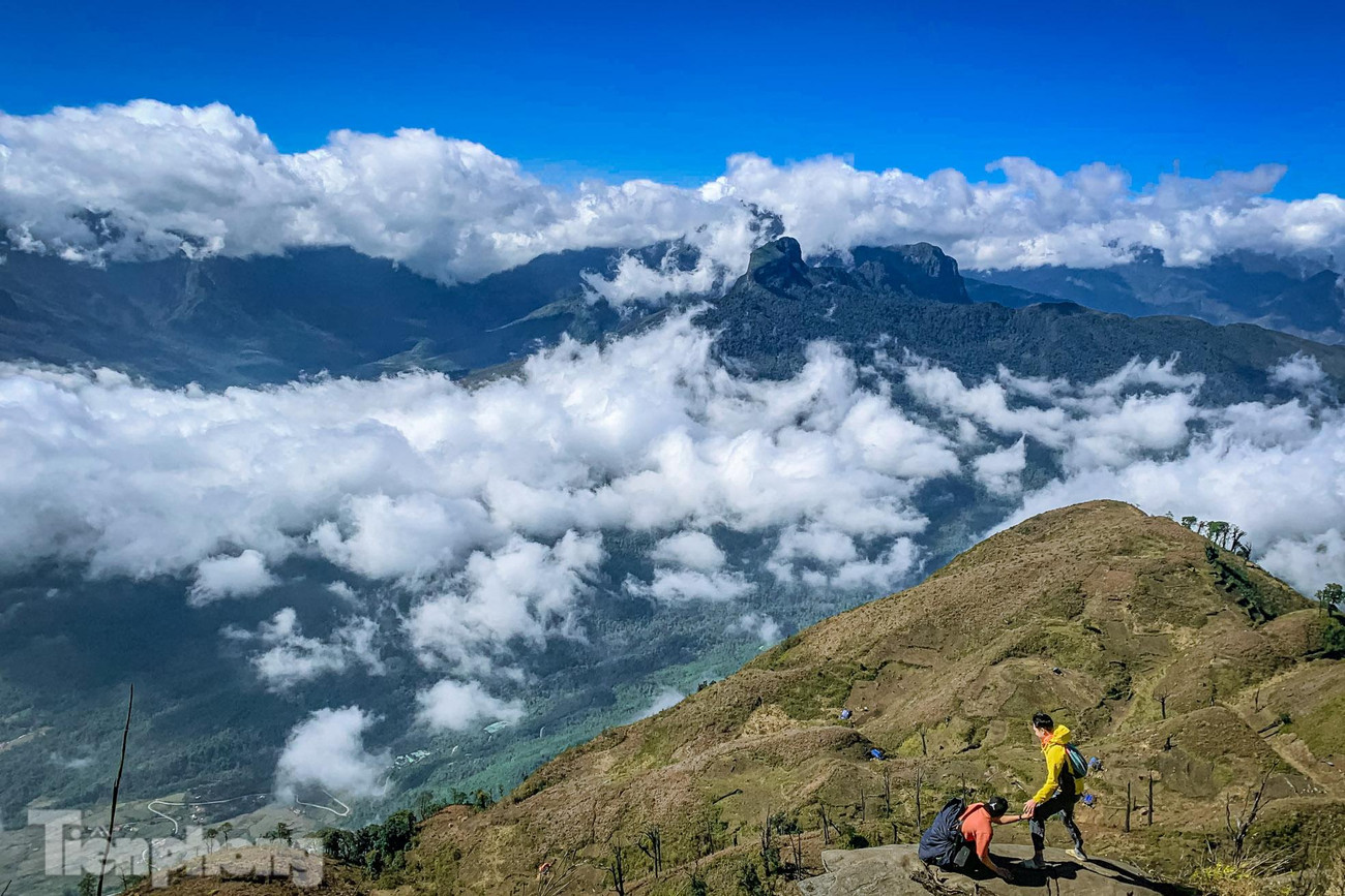 Để chinh phục đỉnh Lảo Thẩn bạn phải trải qua quãng đường khoảng 16km leo núi.