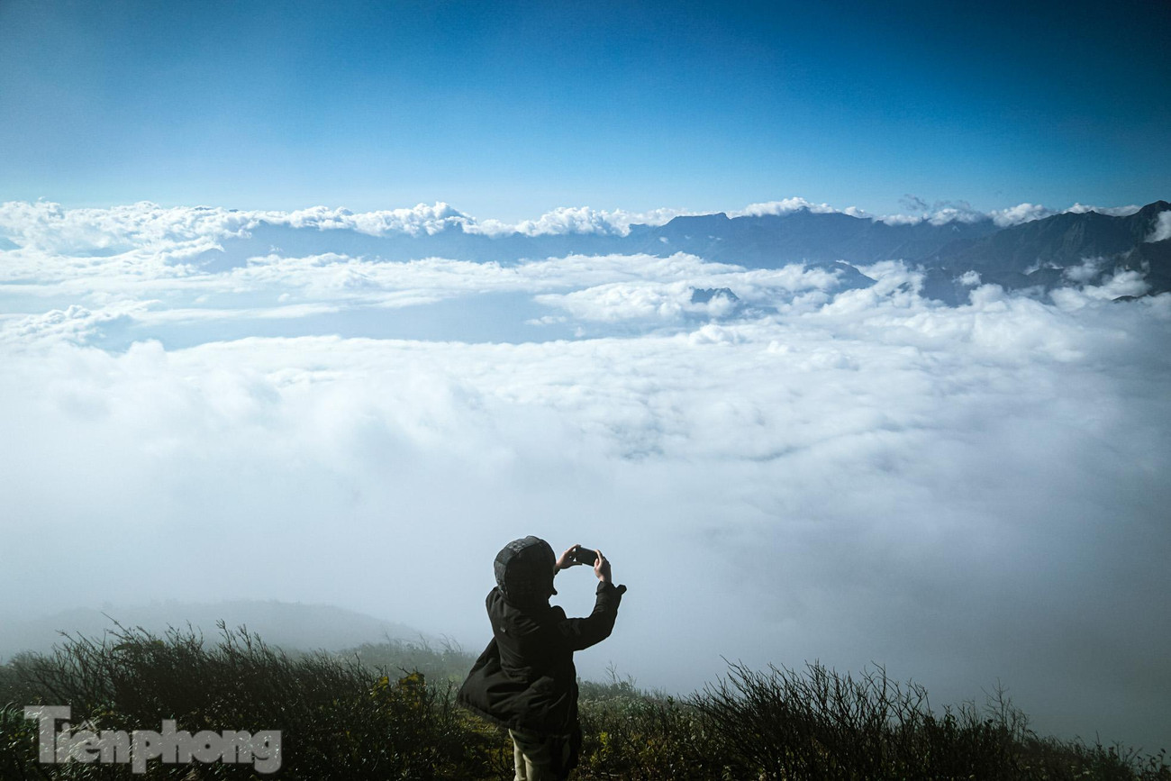 Có thể nói, Lảo Thẩn - nóc nhà ở Y Tý - là một điểm vọng cảnh, săn mây ấn tượng nhất rẻo cao giáp biên cương. Từ đỉnh Lảo Thẩn, du khách có thể dễ dàng nhìn thấy biển mây bồng bềnh.