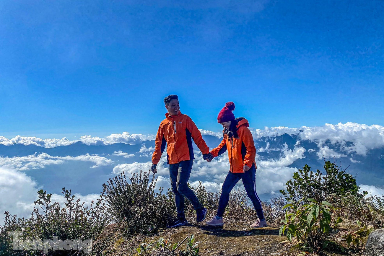 Một đôi bạn trẻ thích thú khi vừa "chinh phục" đỉnh núi