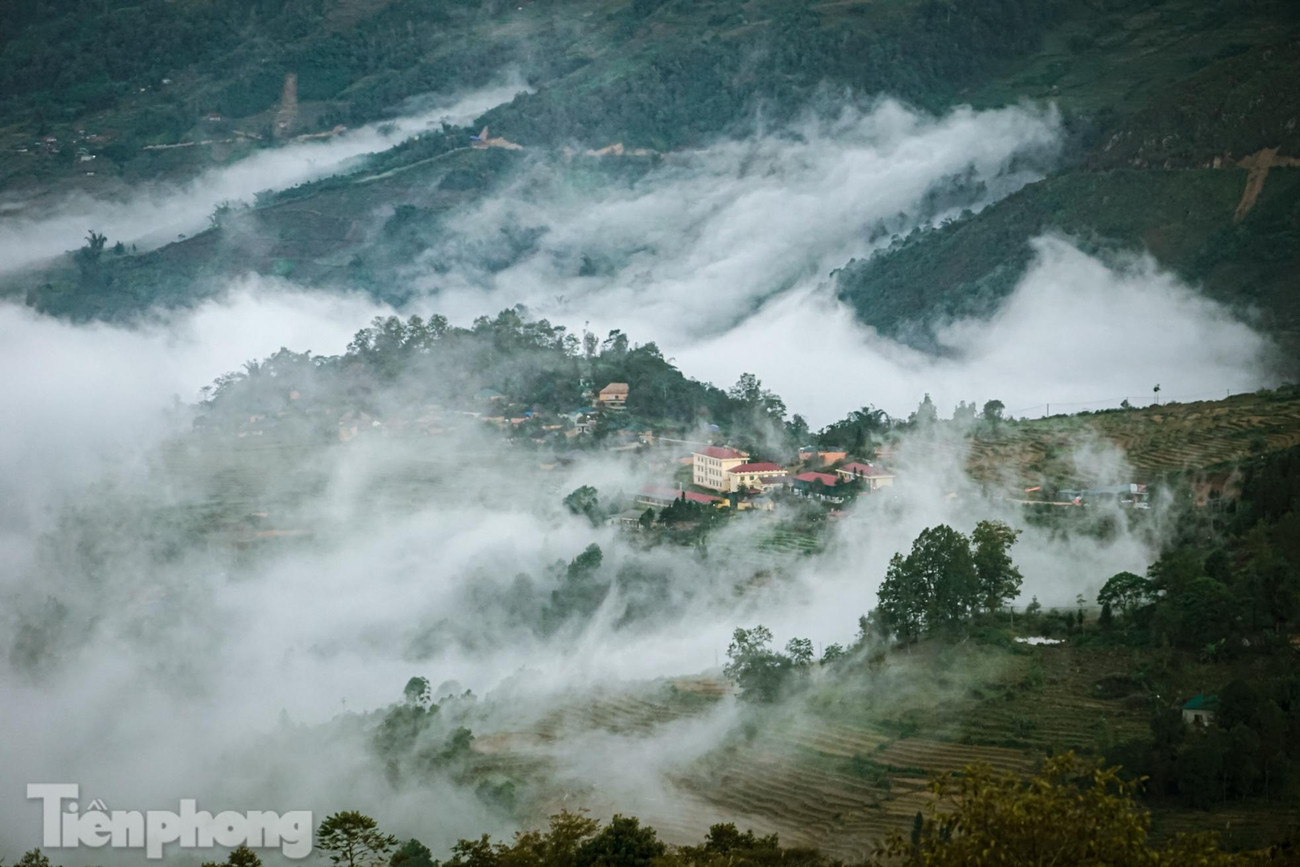 "Lào Cai là một trong những điểm khá cởi mở với du lịch vì vậy chỉ cần tiêm đủ 2 liều vắc-xin COVID-19 và khai báo y tế đến từ vùng xanh và vùng vàng là có thể tham gia hành trình săn mây", một du khách chia sẻ.