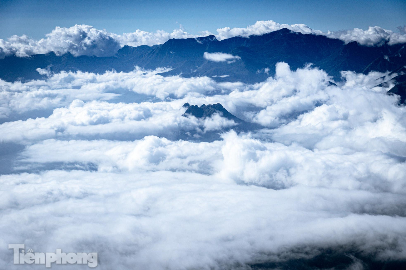 Núi Lảo Thẩn là một phần của bản Phìn Hồ (thuộc xã Y Tý, huyện Bát Xát, Lào Cai). Phìn Hồ và Y Tý từ lâu đã được ca ngợi là thiên đường săn mây. Hầu hết những bức ảnh biển mây hấp dẫn nhất ở Việt Nam đều được chụp ở đây.