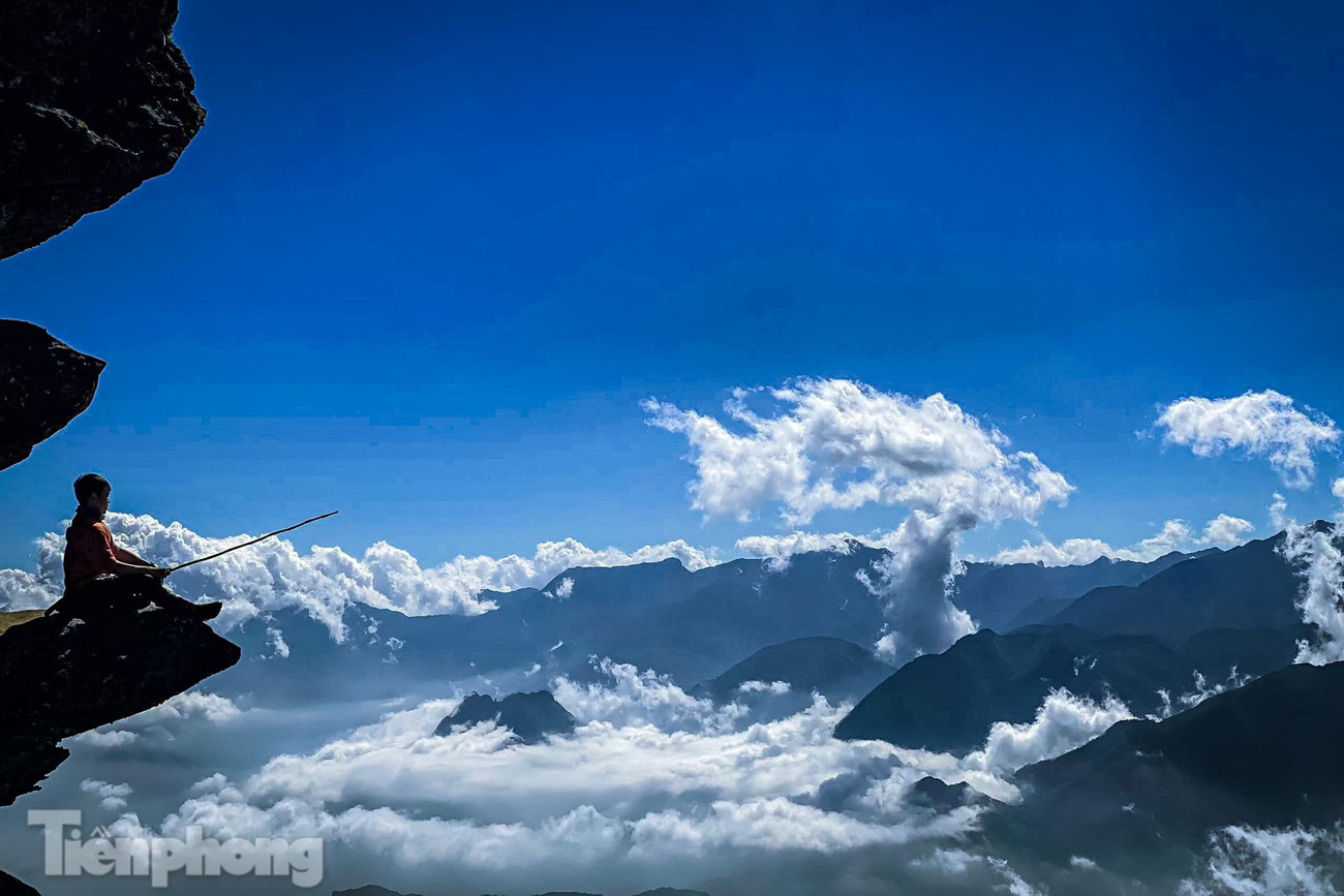 Mỏm đá sống ảo với tạo dáng "câu cá ở biển mây". Đằng xa là những dải mây bay vờn vơn bên đồi núi, tạo nên bức tranh phong cảnh hùng vĩ rất riêng của núi rừng Tây Bắc.
