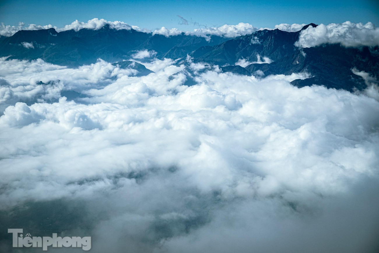 Mây trắng xóa nhìn từ đỉnh Lảo Thẩn.