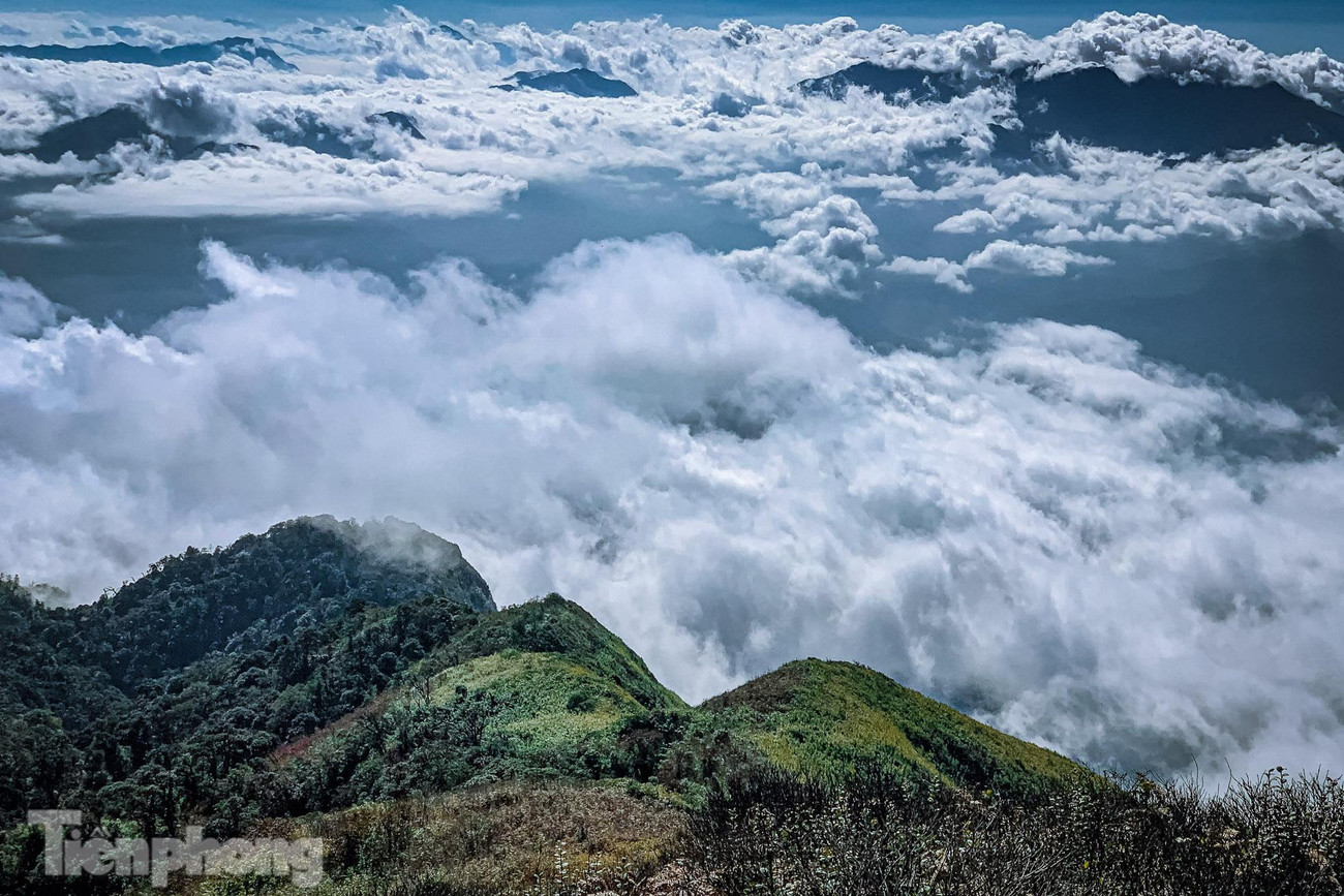 Nơi đây vẫn giữ trọn vẹn nét hoang sơ, hùng vĩ lẫn những mơ mộng và quyến rũ của đất trời Tây Bắc. Cảnh sắc thiên nhiên tuyệt vời bởi sự đa dạng của địa hình và thực vật.