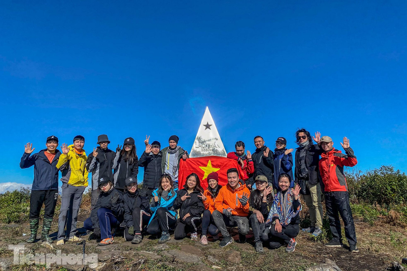 Nhóm các bạn trẻ chinh phục đỉnh nóc nhà Y Tý thành công trong một ngày thời tiết thuận lợi.