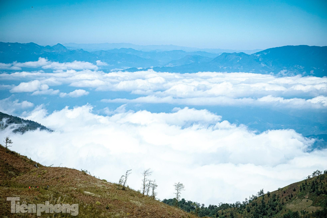 Biển mây tạo nên bức tranh thiên nhiên tuyệt hảo. Trước mắt bạn sẽ là những đám mây trắng bồng bềnh bay lượn như đang trêu đùa.