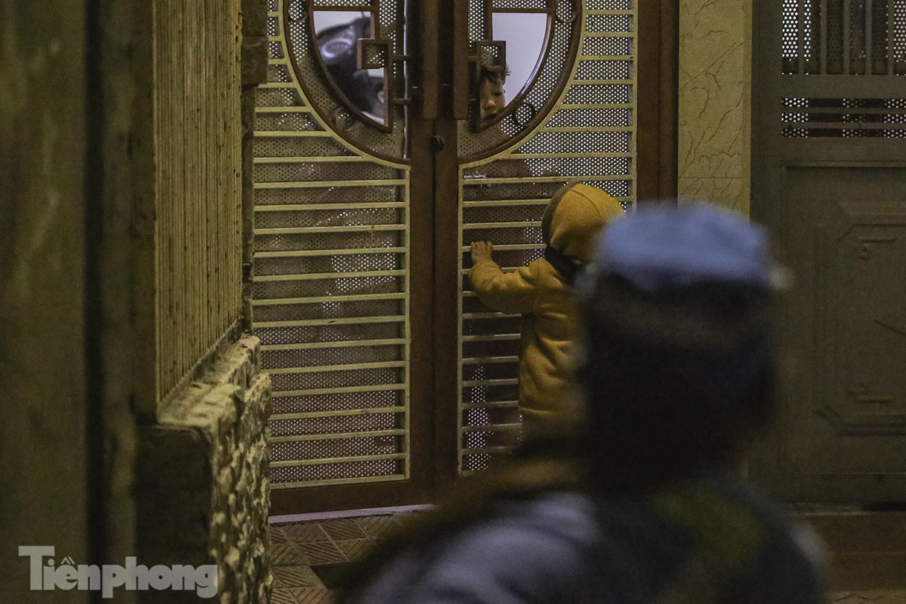 "Con mình phải chịu nhiều thiệt thòi khi phải rong ruổi cùng mẹ đi dọn vệ sinh ngoài đường vào giờ mà các bạn khác đang được ăn bữa cơm đầm ấm, ngủ trong chăn ấm đệm êm. Nhìn con chịu lạnh, chịu khổ khi đi cùng mẹ giữa đêm khuya, tôi thương lắm nhưng không biết làm thế nào", chị Lan rưng rức nước mắt. "Con mình phải chịu nhiều thiệt thòi khi phải rong ruổi cùng mẹ đi dọn vệ sinh ngoài đường vào giờ mà các bạn khác đang được ăn bữa cơm đầm ấm, ngủ trong chăn ấm đệm êm. Nhìn con chịu lạnh, chịu khổ khi đi cùng mẹ giữa đêm khuya, tôi thương lắm nhưng không biết làm thế nào", chị Lan rưng rức nước mắt.