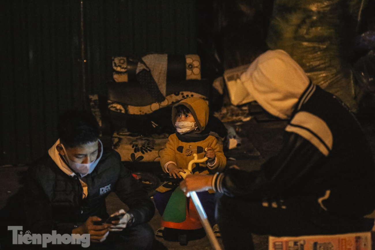 Ngoài chiếc xe thăng bằng, nhiều món đồ chơi cũ được chị Lan nhặt được từ đống phế liệu. Hầu hết đa phần đồ chơi đó đều hỏng nhưng trong mắt bé Thóc đây chính là "báu vật". Ngoài chiếc xe thăng bằng, nhiều món đồ chơi cũ được chị Lan nhặt được từ đống phế liệu. Hầu hết đa phần đồ chơi đó đều hỏng nhưng trong mắt bé Thóc đây chính là "báu vật".